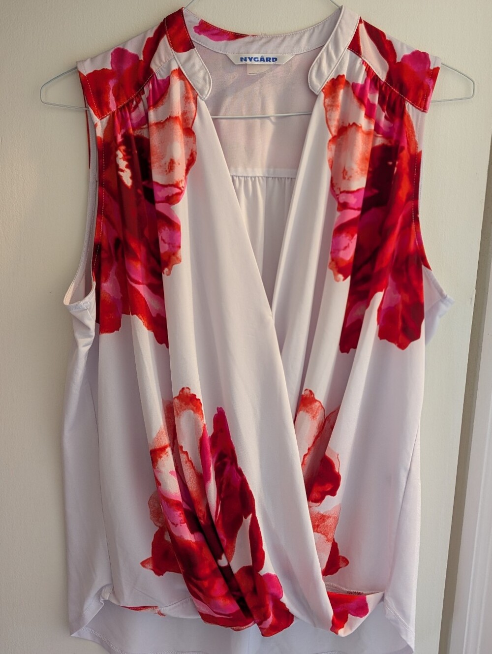 Peter Nygard White Sleeveless  Blouse with Red and Pink Floral Print. Xl